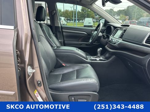 Used 2017 Toyota Highlander Limited image 12