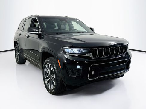 Used 2023 Jeep Grand Cherokee Overland w/ Luxury Tech Group IV AWD/4WD image 3