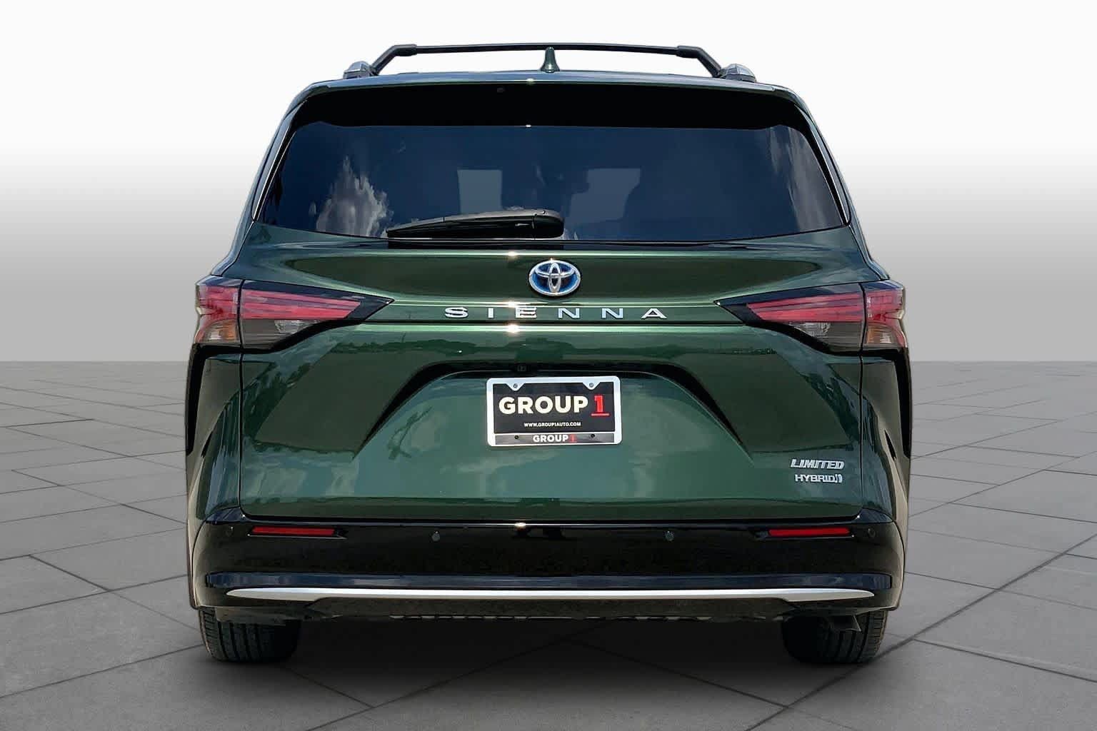 Used 2024 Toyota Sienna Limited FWD image 5