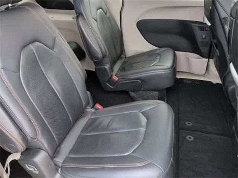 Used 2018 Chrysler Pacifica Touring-L Plus w/ Tire & Wheel Group image 21