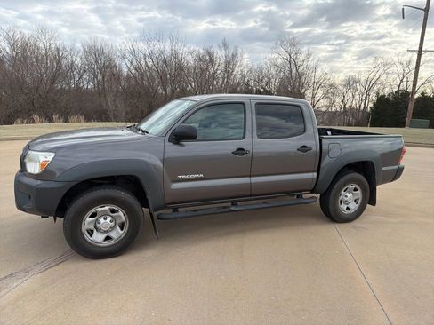 Used 2014 Toyota Tacoma PreRunner w/ Convenience Package image 2