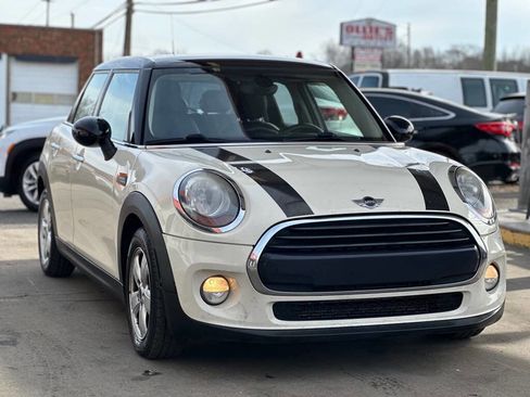 Used 2018 MINI Cooper 4-Door Hardtop image 4