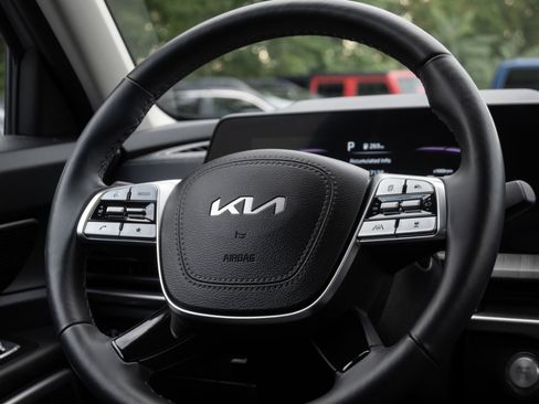 Used 2024 Kia Telluride EX w/ EX Captain's Chair Package image 26