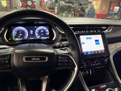 Used 2022 Jeep Grand Cherokee L Limited image 2