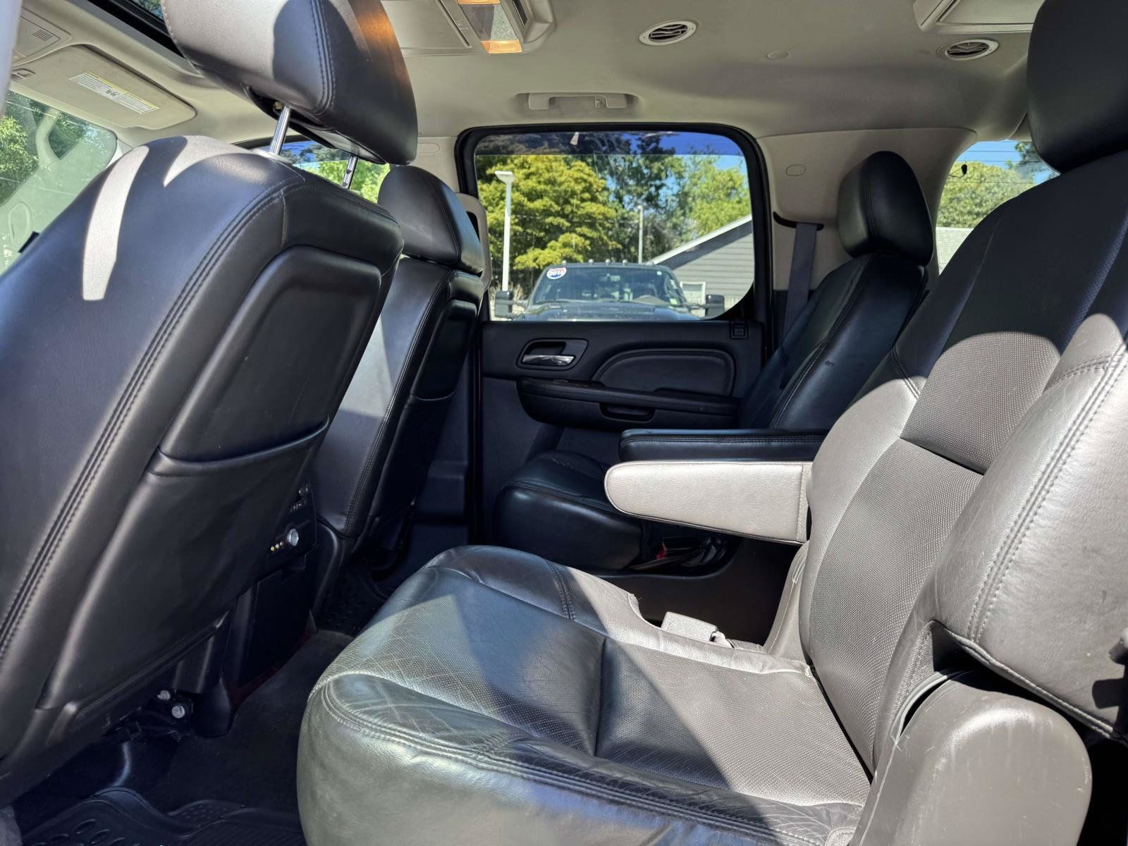 Used 2011 Cadillac Escalade ESV Luxury AWD/4WD image 9