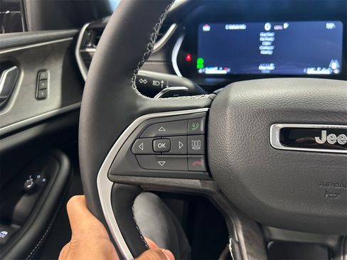 New 2025 Jeep Grand Cherokee Limited image 18