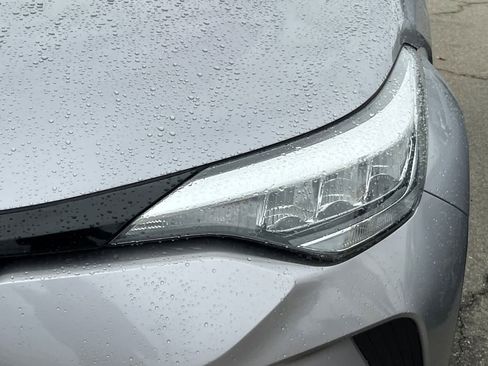 Used 2020 Toyota C-HR XLE FWD image 11