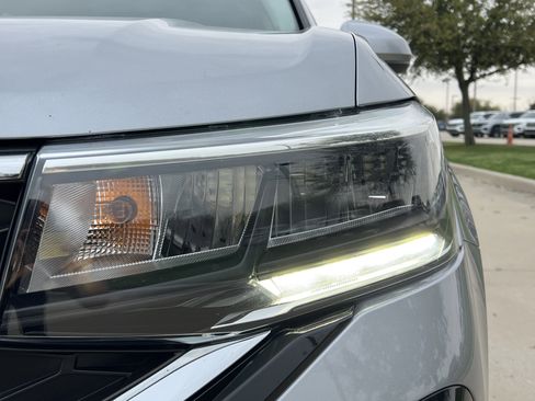 Used 2024 Volkswagen Taos SE image 3