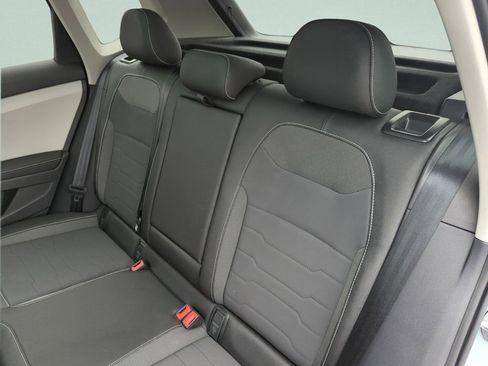 Used 2025 Volkswagen Taos SE w/ Panoramic Sunroof Package AWD/4WD image 25
