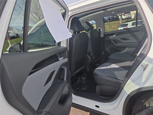 New 2026 Volkswagen Tiguan SE image 22