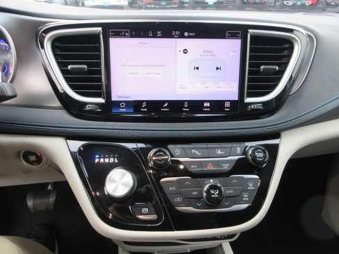 Used 2021 Chrysler Pacifica Touring-L image 33
