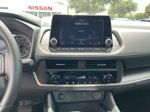 Used 2025 Nissan Rogue SV FWD image 24