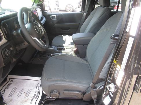 Used 2025 Jeep Wrangler Unlimited Sahara w/ Dual Top Group AWD/4WD image 18