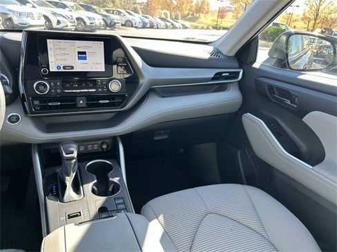 Used 2024 Toyota Highlander LE image 18