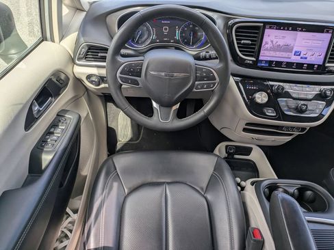 Used 2023 Chrysler Pacifica Touring-L FWD image 16
