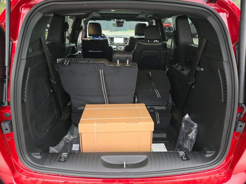 New 2026 Chrysler Pacifica Limited w/ Uconnect Theater Family Group image 23