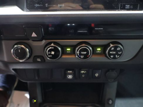 Used 2018 Toyota Tacoma TRD Sport AWD/4WD image 28