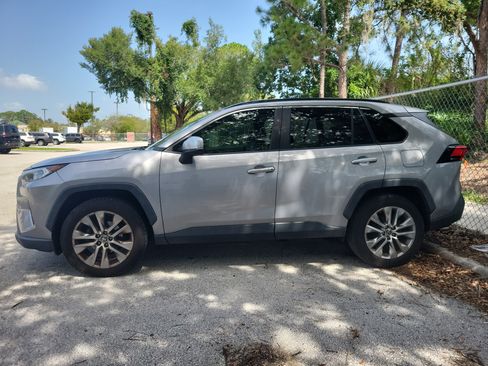 Used 2020 Toyota RAV4 XLE Premium FWD image 4