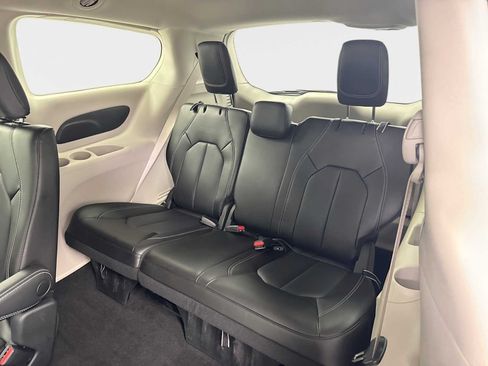 Used 2023 Chrysler Pacifica Touring-L FWD image 22