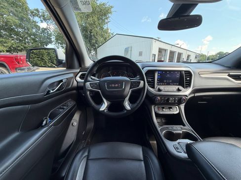 Used 2023 GMC Acadia SLT FWD image 2