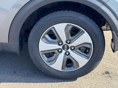 Used 2017 Kia Niro EX image 40