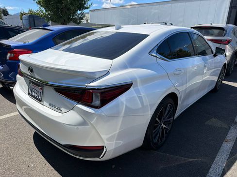 Used 2025 Lexus ES 300h w/ Premium Package FWD image 4