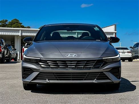 Used 2025 Hyundai Elantra Sport image 3