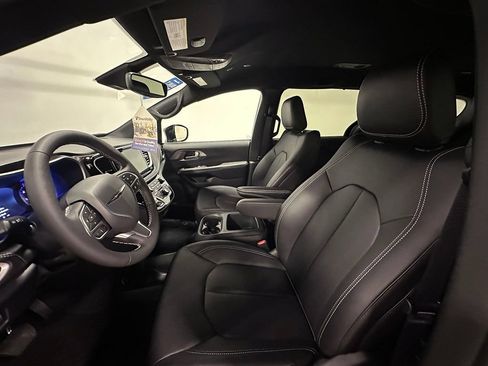 Used 2026 Chrysler Pacifica Select FWD image 28