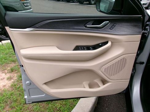 Certified 2025 Jeep Grand Cherokee Limited w/ Luxury Tech Group II AWD/4WD image 6
