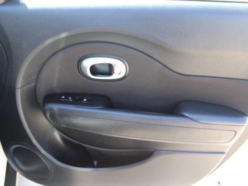 Used 2016 Kia Soul + FWD image 12