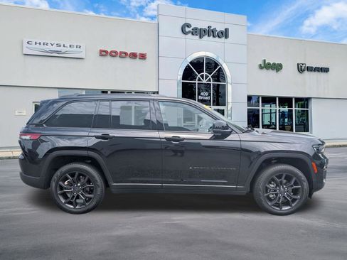 Used 2025 Jeep Grand Cherokee Limited w/ Trailer Tow Package AWD/4WD image 2
