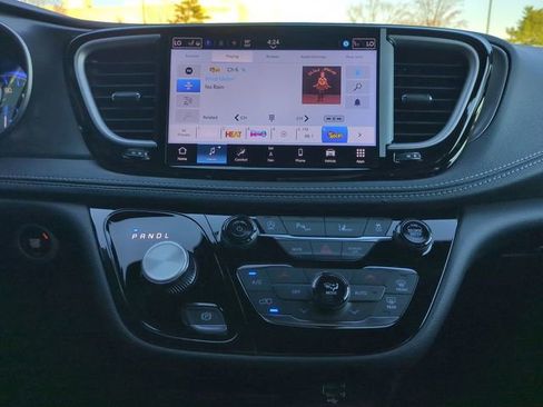 New 2026 Chrysler Pacifica Select AWD/4WD image 19