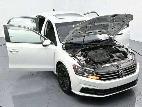 Used 2018 Volkswagen Passat 2.0T SE image 40