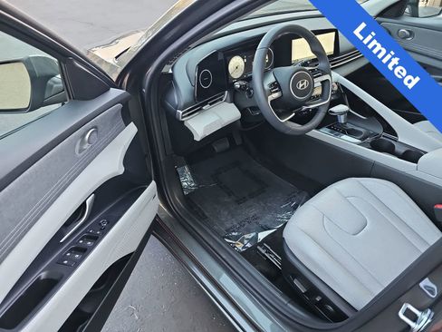 Used 2025 Hyundai Elantra Limited image 10