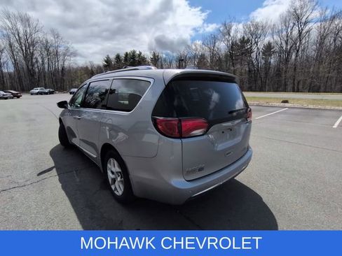 Used 2020 Chrysler Pacifica Touring-L image 3