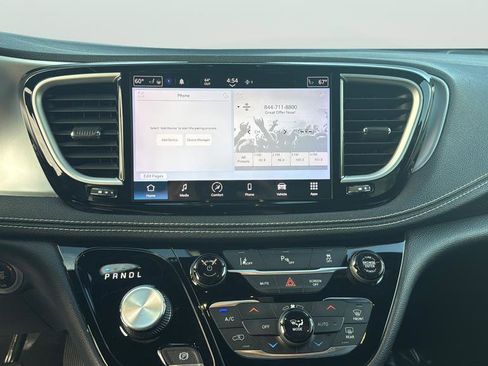 Used 2021 Chrysler Pacifica Touring w/ Uconnect Theater Family Group FWD image 18