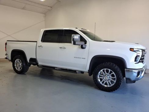Used 2025 Chevrolet Silverado 2500 LTZ w/ LTZ Convenience Package AWD/4WD image 2