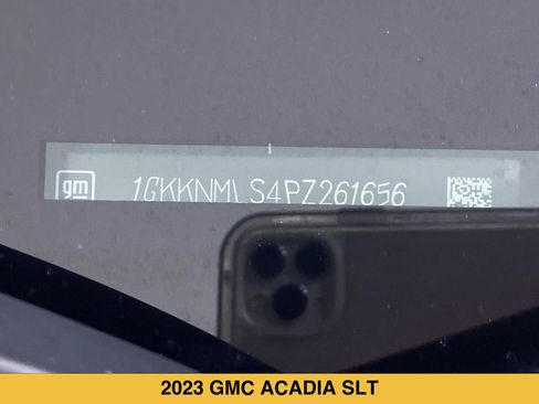 Used 2023 GMC Acadia SLT w/ Preferred Package FWD image 16