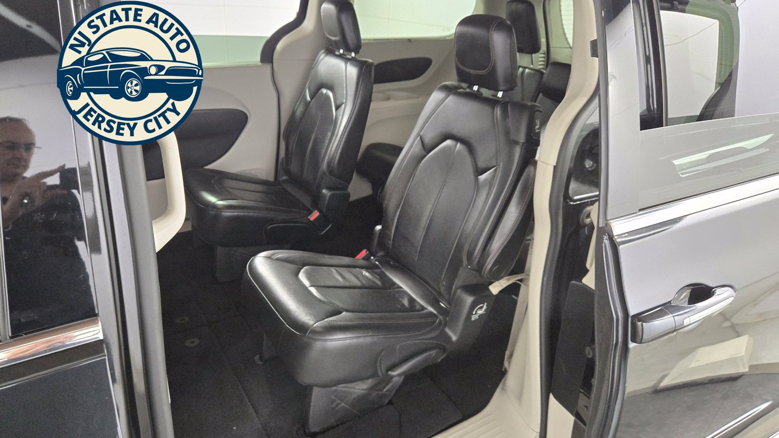 Used 2019 Chrysler Pacifica Touring-L FWD image 27