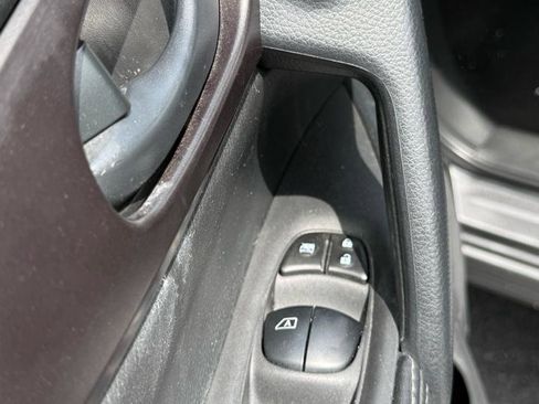 Used 2020 Nissan Rogue Sport S image 12