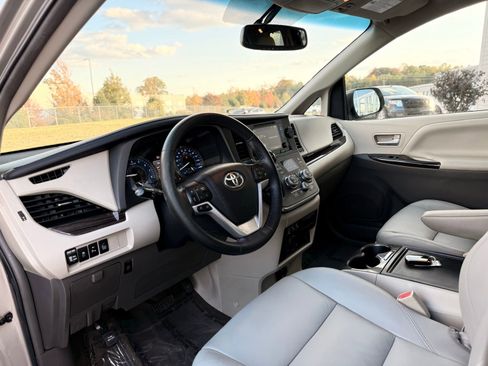 Used 2017 Toyota Sienna XLE Premium image 11