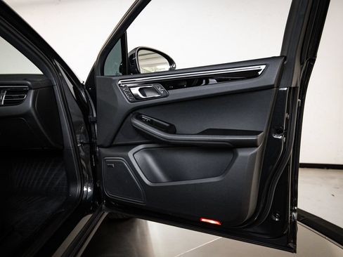 Certified 2023 Porsche Macan AWD/4WD image 27