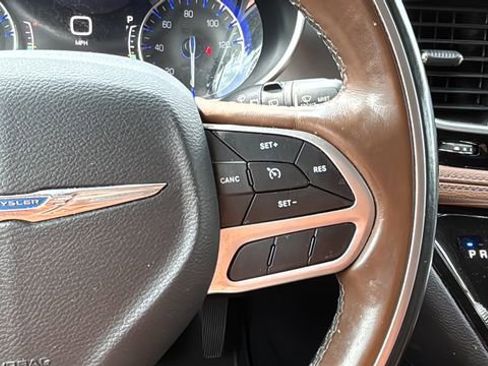 Used 2018 Chrysler Pacifica Limited image 18