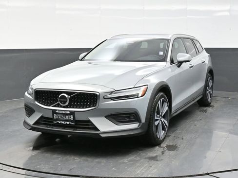 Used 2025 Volvo V60 B5 Cross Country Plus image 2