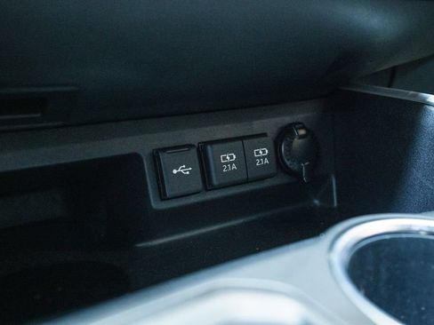 Used 2020 Toyota Highlander LE FWD image 26