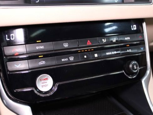 Used 2016 Jaguar XF Prestige image 21