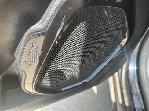 Used 2016 Jeep Renegade Latitude AWD/4WD image 8