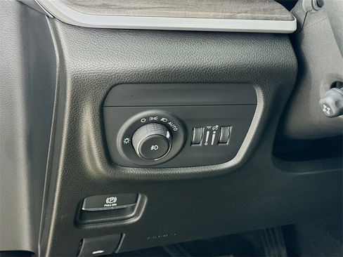 Used 2022 Jeep Grand Cherokee L Limited w/ Luxury Tech Group II image 11