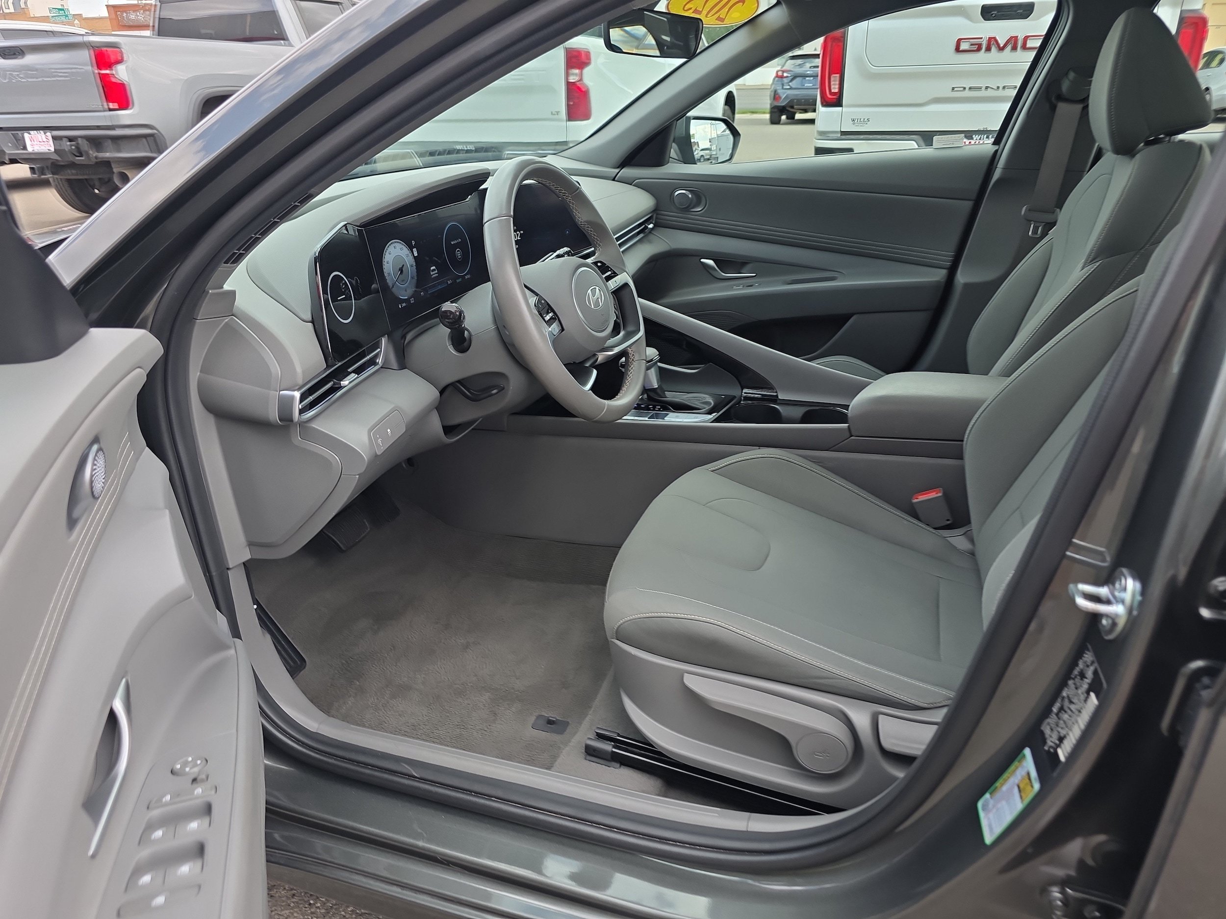 Used 2025 Hyundai Elantra SEL FWD image 2