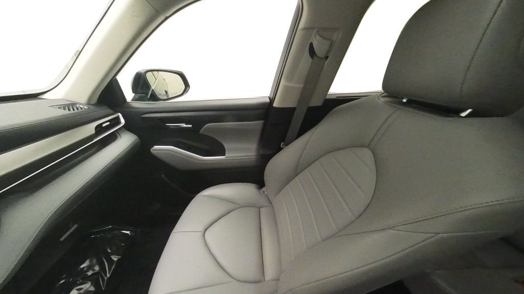 Used 2022 Toyota Highlander XLE AWD/4WD image 32
